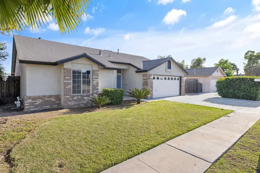 2111 W Merritt Avenue, Tulare, CA 93274 - #2