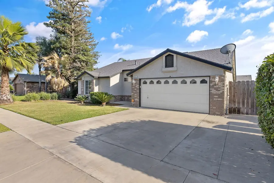 2111 W Merritt Avenue, Tulare, CA 93274 - #3