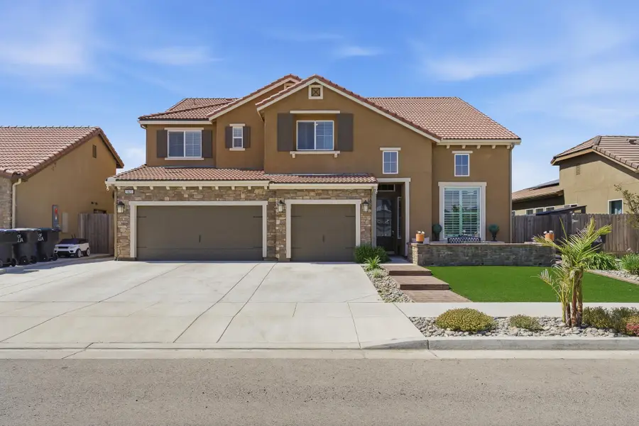 1621 W Sedona Avenue, Visalia, CA 93291 - #2