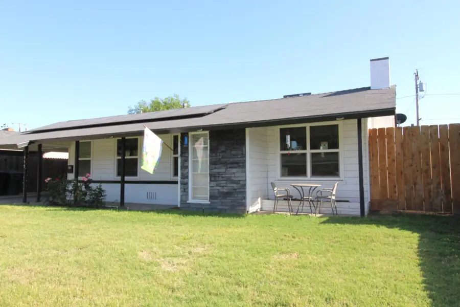 915 E Noble Avenue, Visalia, CA 93292 - #2