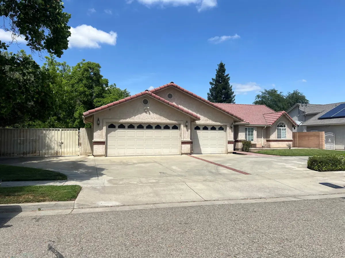 290 E Garfield Avenue, Tulare, CA 93274 - #1