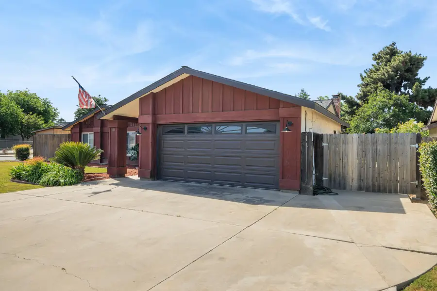 3113 W Whitendale Avenue, Visalia, CA 93277 - #2