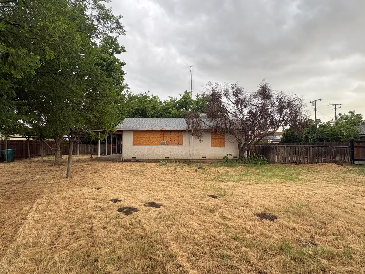 883 W Belleview Avenue, Porterville, CA 93257 - #1