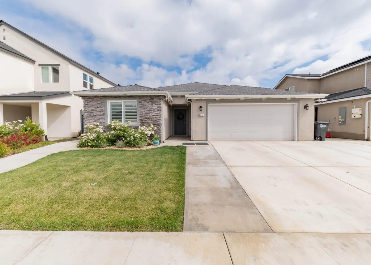 2214 W Glenn Avenue, Porterville, CA 93257 - #1