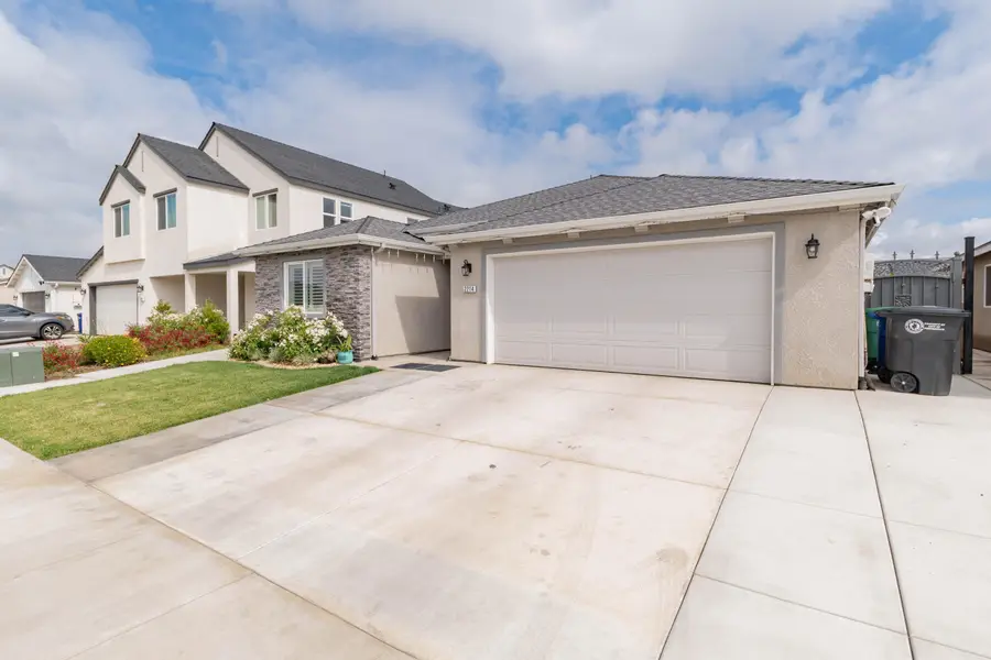 2214 W Glenn Avenue, Porterville, CA 93257 - #2