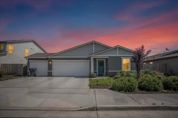 1048 Stonebridge Avenue, Tulare, CA 93274