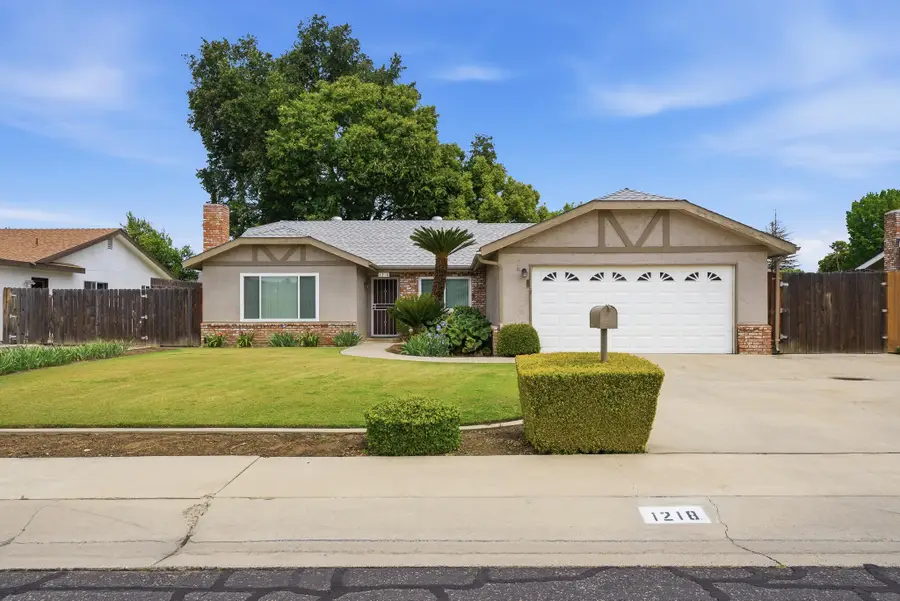 1218 W Evergreen Court, Visalia, CA 93277 - #2