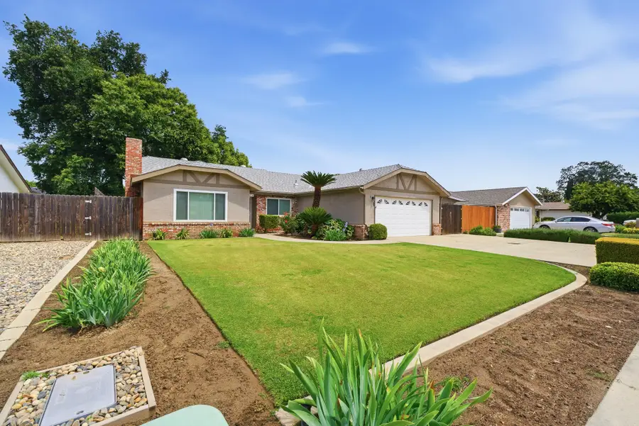 1218 W Evergreen Court, Visalia, CA 93277 - #3