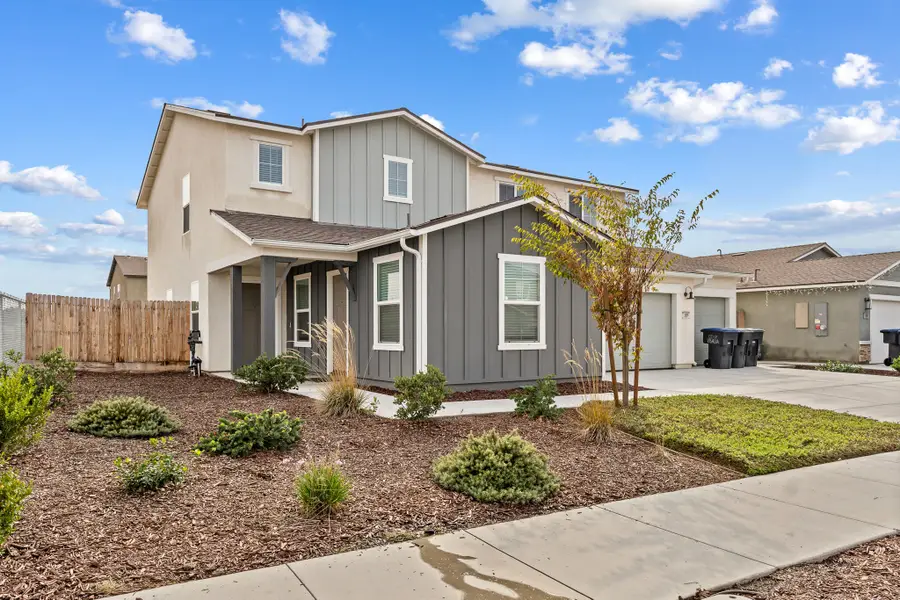 1109 E Elkhorn Avenue, Visalia, CA 93277 - #2