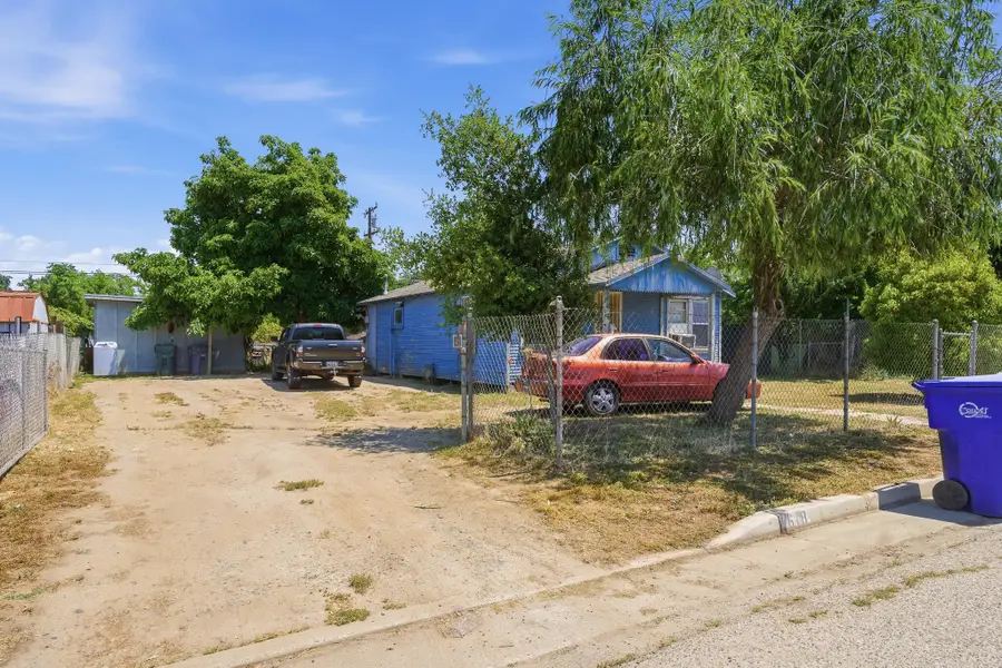 618 S Kern Avenue, Farmersville, CA 93223 - #2