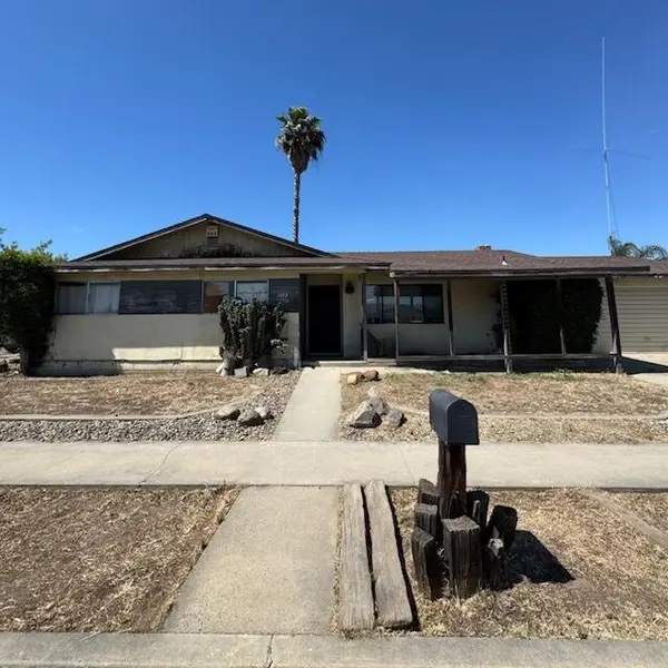 1482 E Walnut Avenue, Tulare, CA 93274
