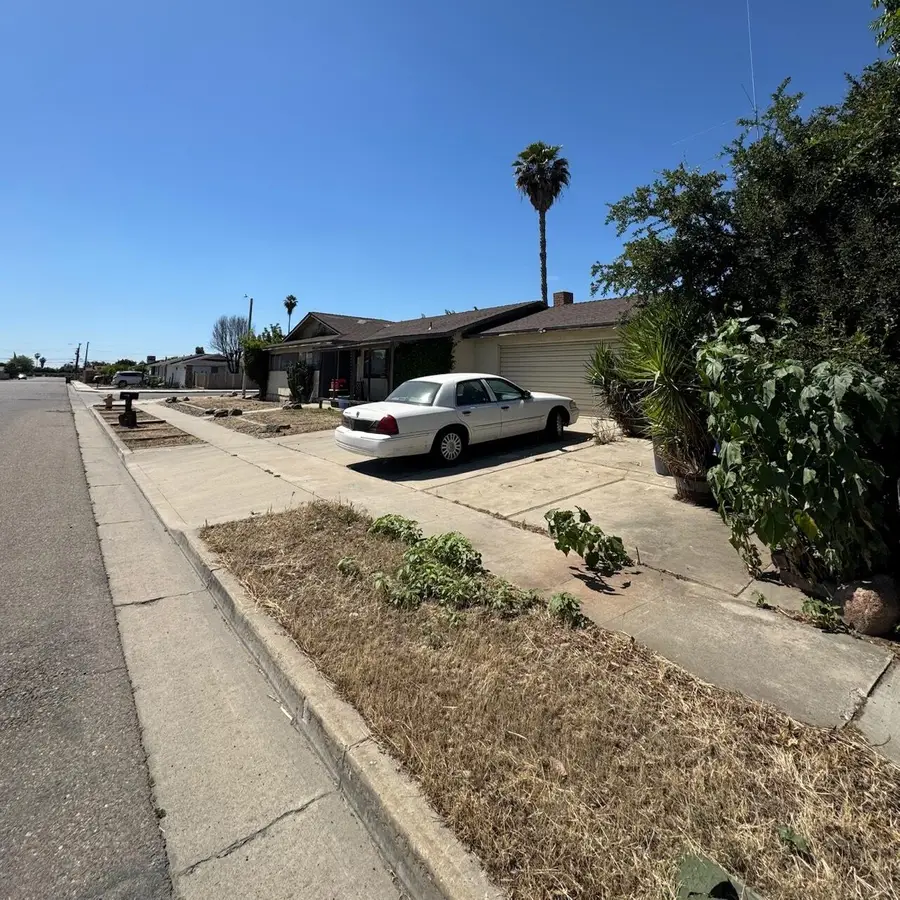 1482 E Walnut Avenue, Tulare, CA 93274 - #2