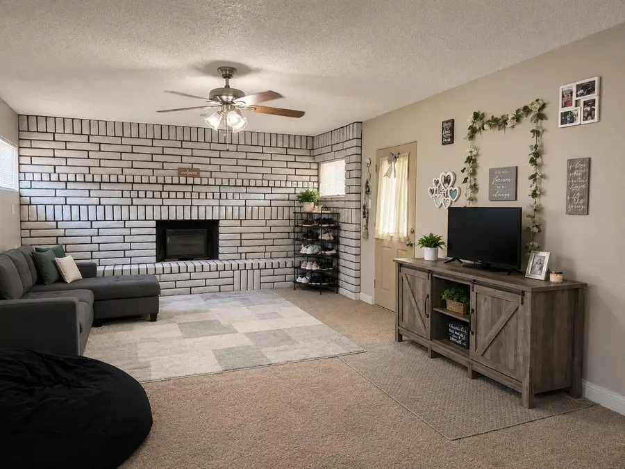 106 E Mountain View Avenue, Porterville, CA 93257 - #3