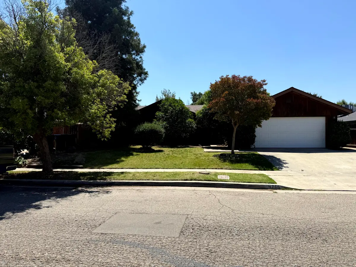 1765 E Sandalwood Avenue, Tulare, CA 93274 - #1