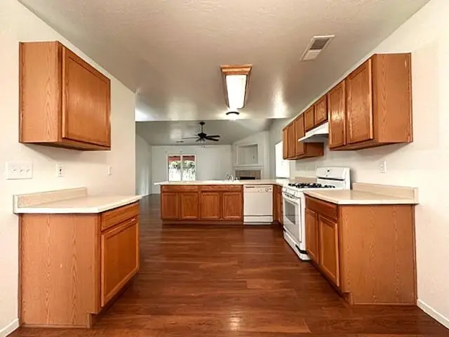 2863 W Prescott Avenue, Visalia, CA 93291 - #3