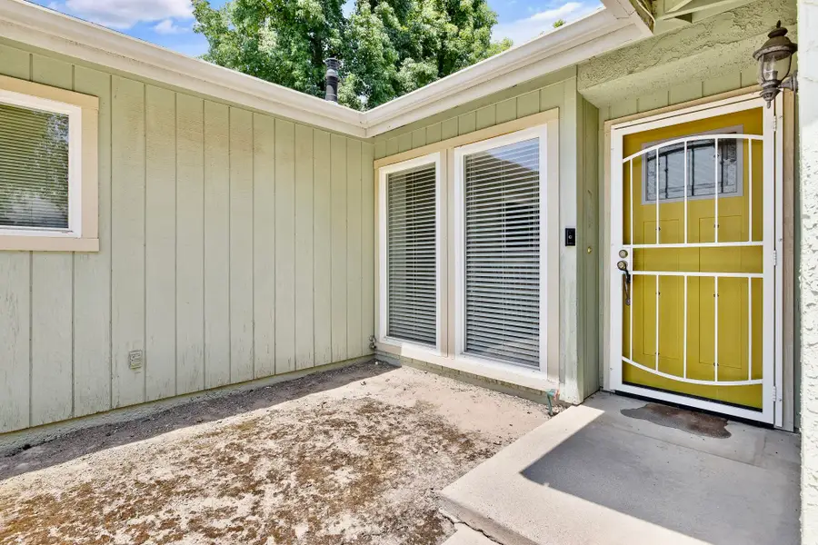 946 E Cambridge Avenue, Visalia, CA 93292 - #2