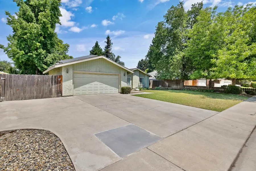 946 E Cambridge Avenue, Visalia, CA 93292 - #3