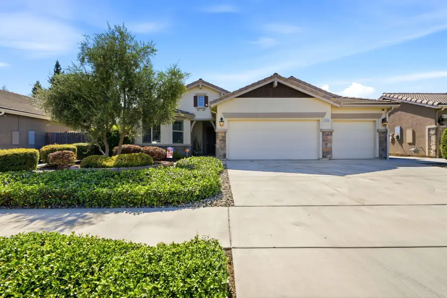3245 S Meadowbrook, Visalia, CA 93292 - #2