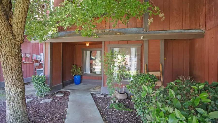 1032 E Oakridge Avenue, Visalia, CA 93292 - #2
