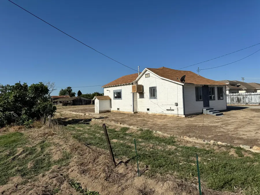 489 W Westfield Avenue, Porterville, CA 93257 - #2