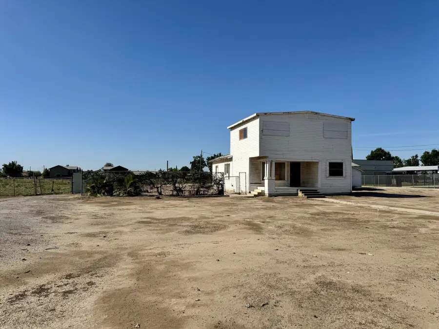 633 W Westfield Avenue, Porterville, CA 93257 - #3