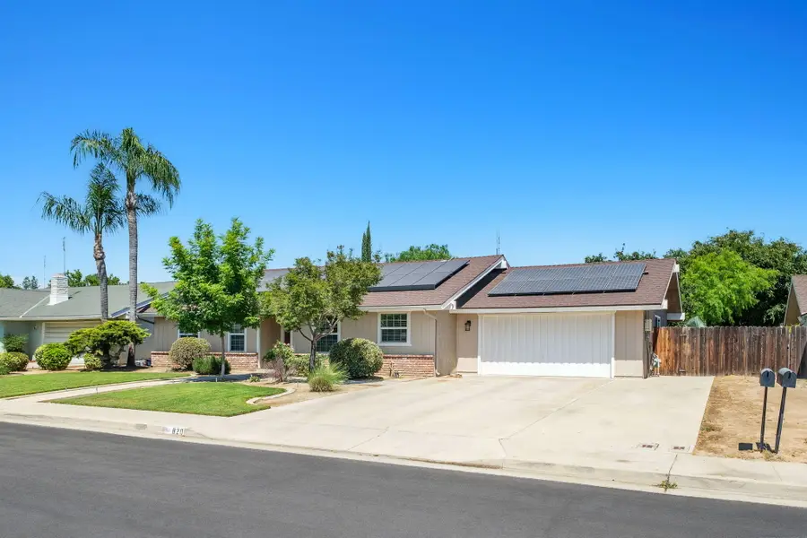 820 N Nichols Avenue, Dinuba, CA 93618 - #2