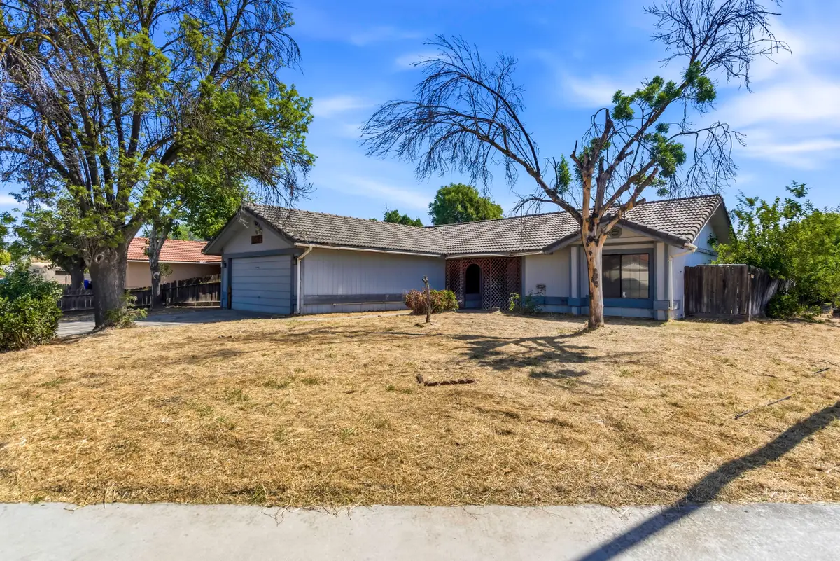 166 N Lyndsay Way, Dinuba, CA 93618 - #1