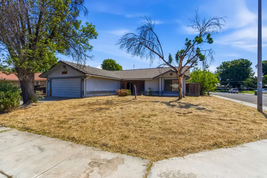 166 N Lyndsay Way, Dinuba, CA 93618 - #3