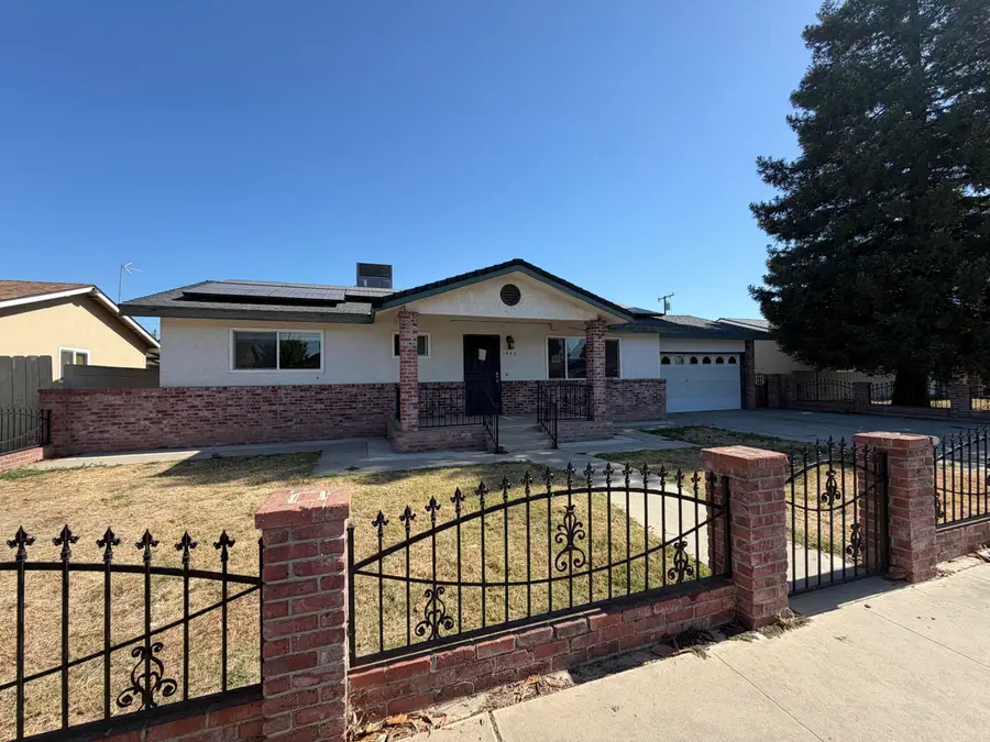 1442 W Oakland Avenue, Tulare, CA 93274 - #3