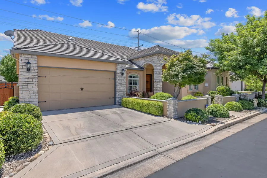 5411 W Mission Avenue Sw, Visalia, CA 93277 - #2