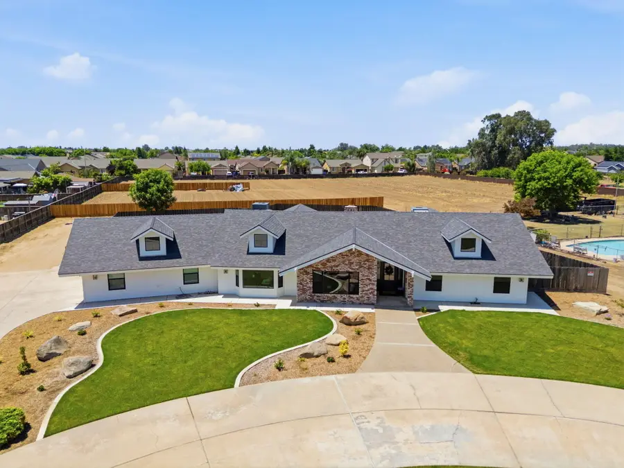 1023 N Euclid Avenue, Dinuba, CA 93618 - #3