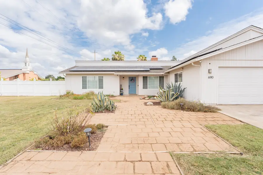 690 W Magnolia Avenue, Hanford, CA 93230 - #2