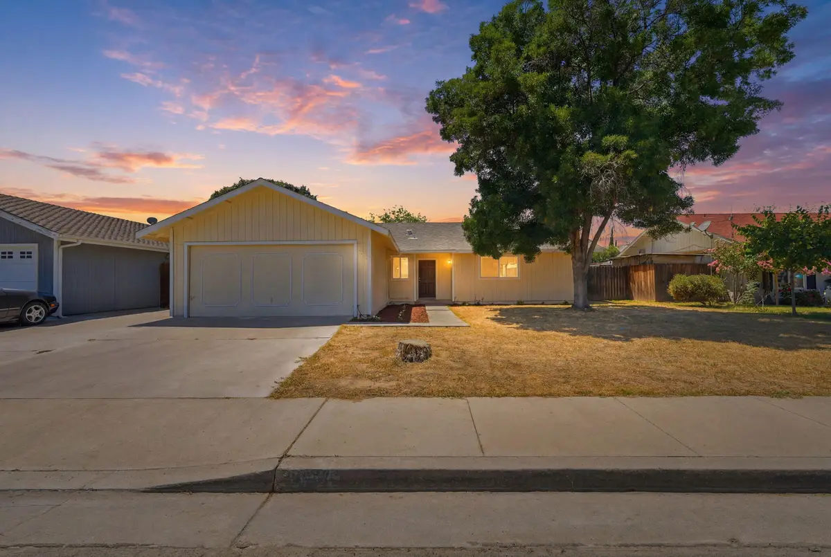 1061 Greenfield Drive, Porterville, CA 93257 - #1