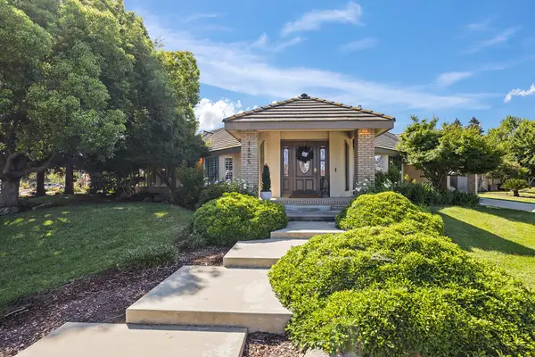 1425 E Paradise Avenue, Visalia, CA 93292