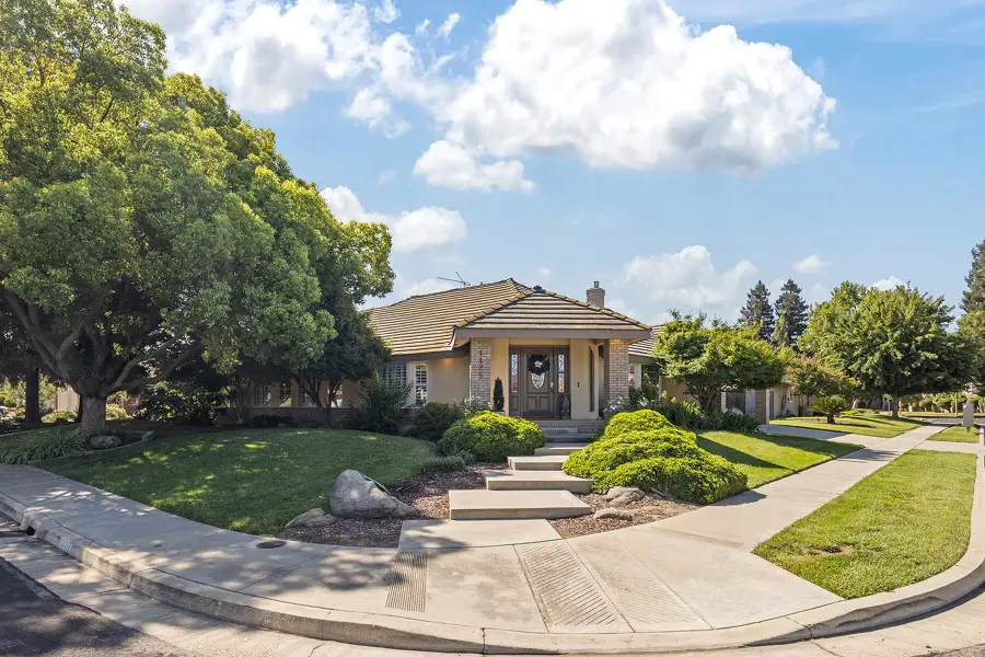 1425 E Paradise Avenue, Visalia, CA 93292 - #2