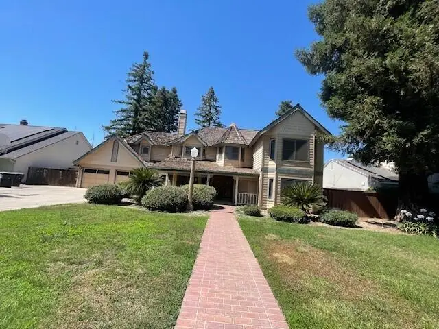 144 E Parkview Avenue, Visalia, CA 93277 - #3