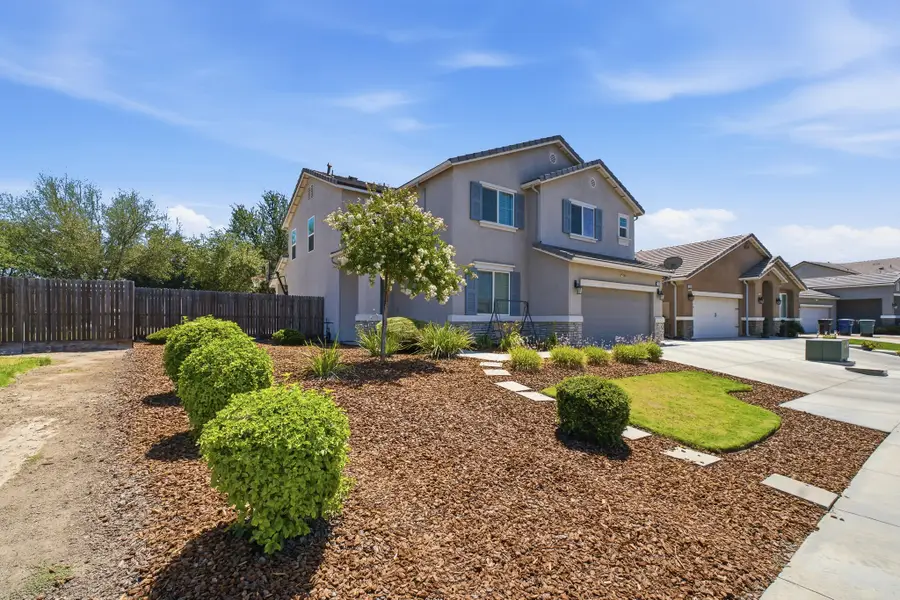 1342 Roundhouse Street, Tulare, CA 93274 - #3