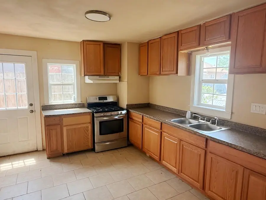 1106 N West Street, Visalia, CA 93291 - #2