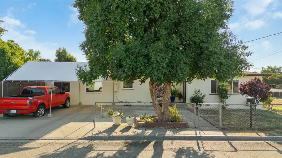 621 E Laurel Avenue, Visalia, CA 93292 - #2