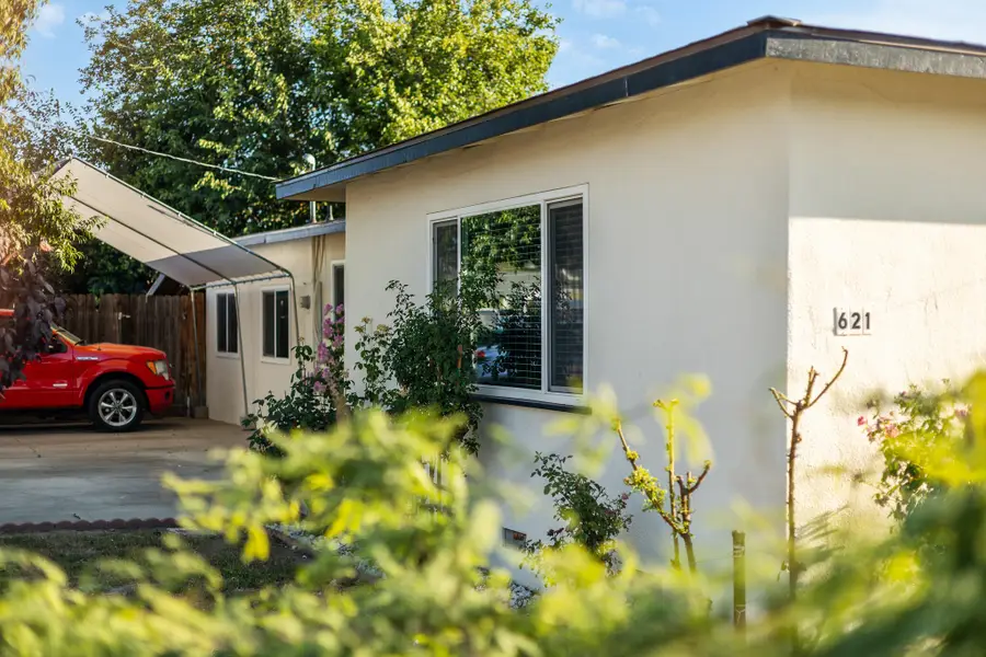 621 E Laurel Avenue, Visalia, CA 93292 - #3
