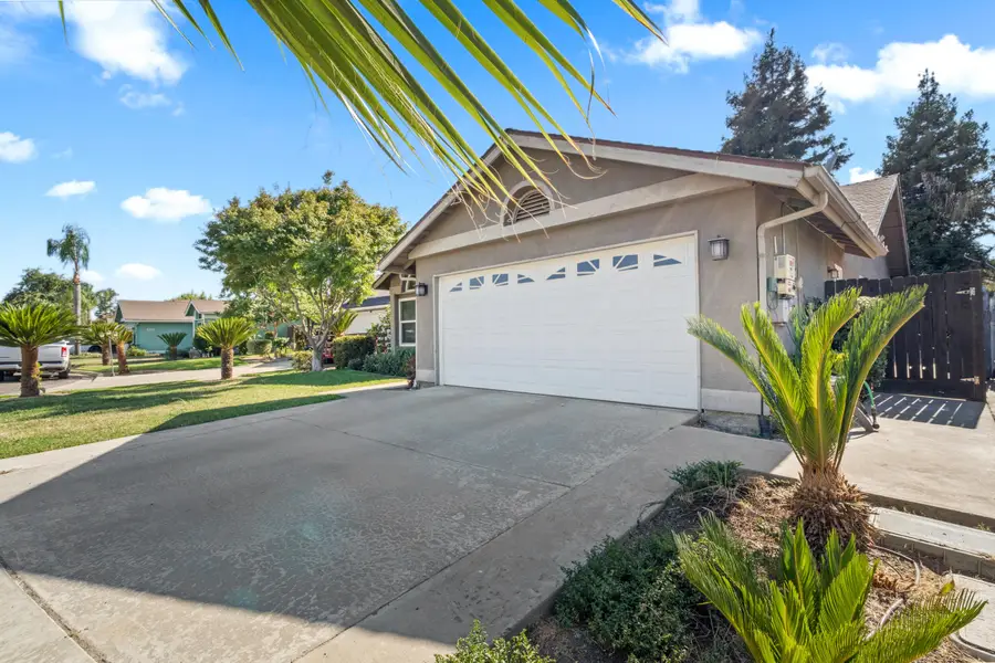 911 N Parkwood Court, Visalia, CA 93291 - #2