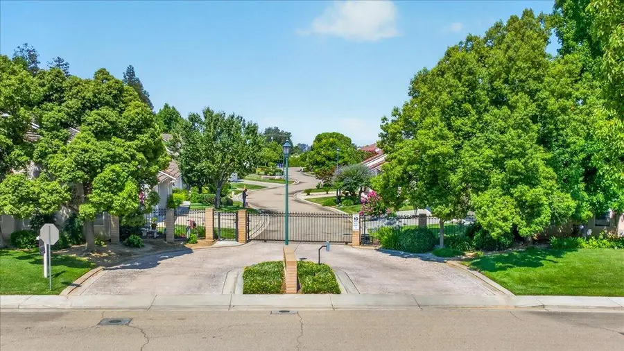 337 Village Drive, Dinuba, CA 93618 - #2