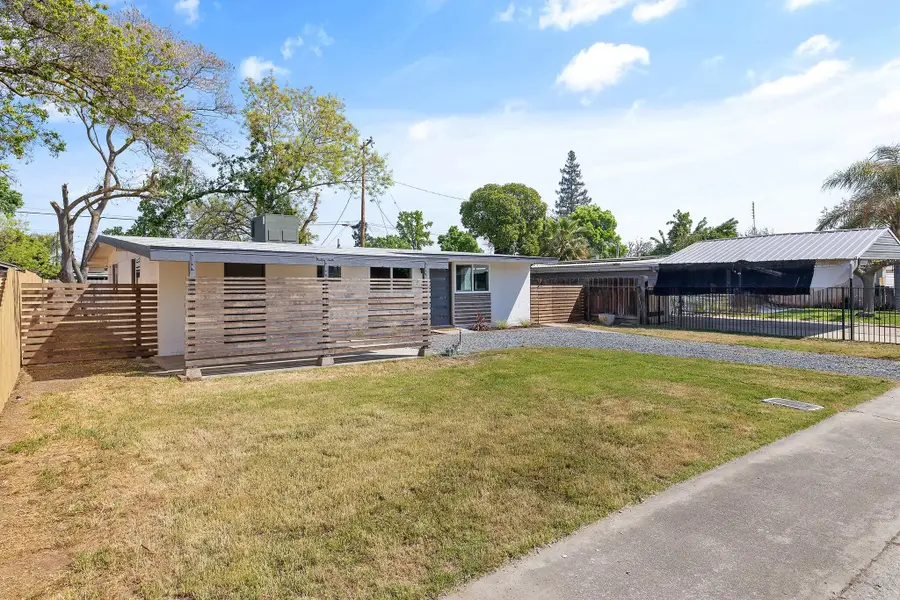 321 Peach Drive, Exeter, CA 93221 - #2