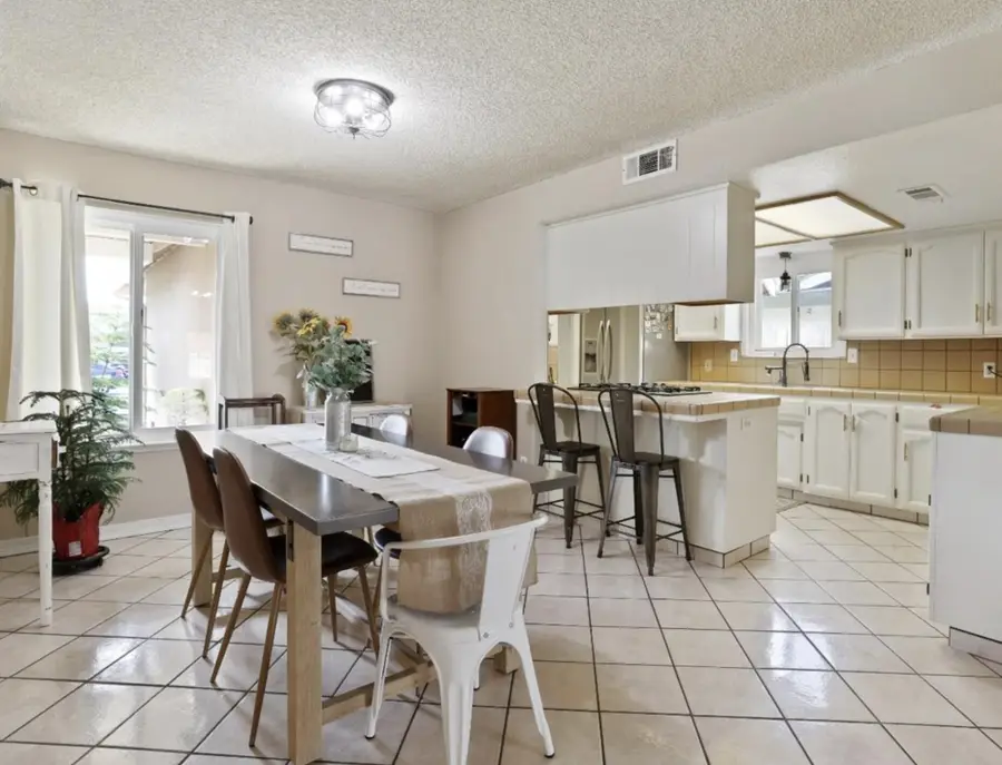 182 E Kennedy Avenue, Tulare, CA 93274 - #3