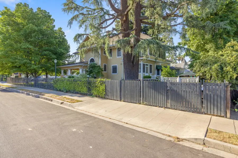 631 N Encina Street, Visalia, CA 93291 - #2