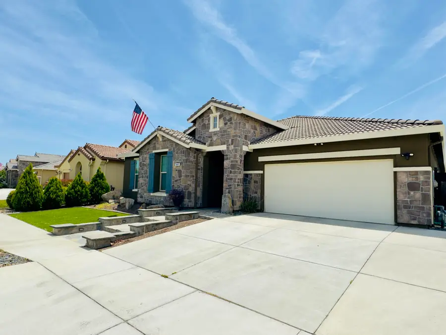 1849 W Porter Avenue, Visalia, CA 93291 - #2