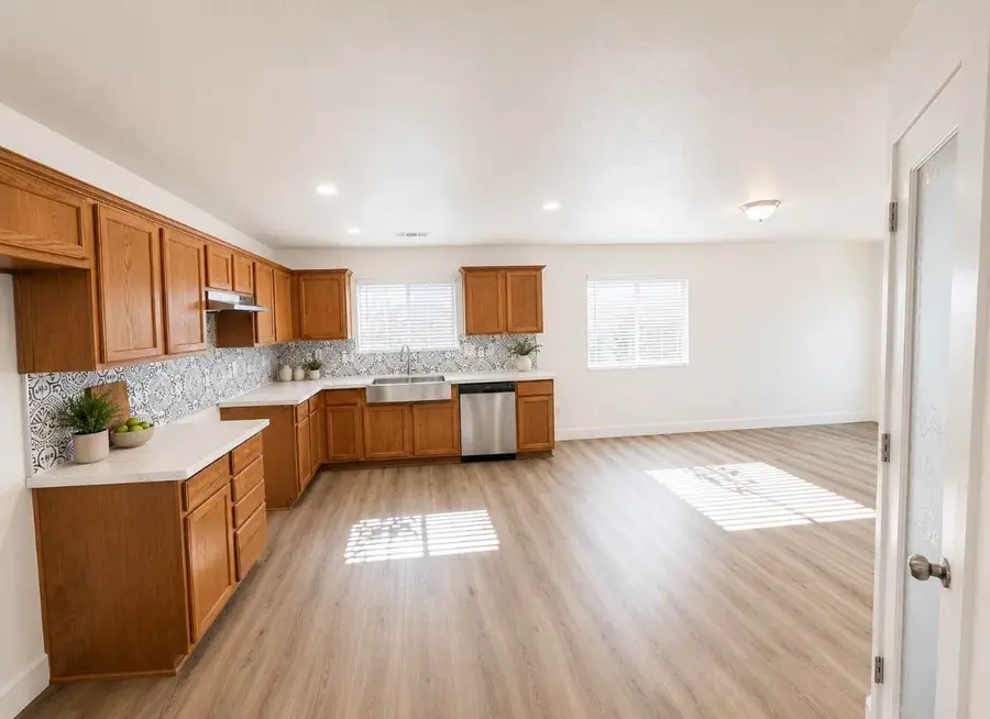 877 W Mcintire Avenue, Porterville, CA 93257 - #3