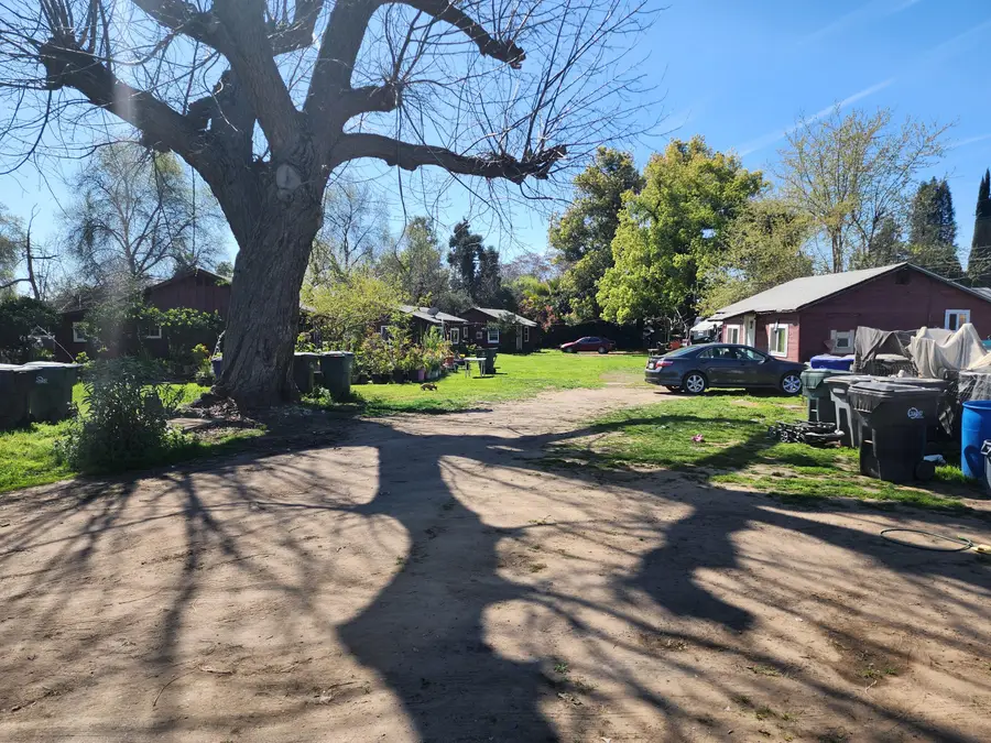 245 W Oakland Street, Farmersville, CA 93223 - #3