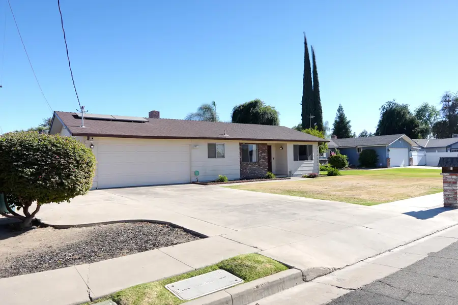 241 E Berkeley Avenue, Tulare, CA 93274 - #3