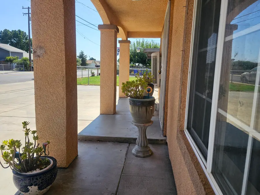 1104 W Westfield Avenue, Porterville, CA 93257 - #2
